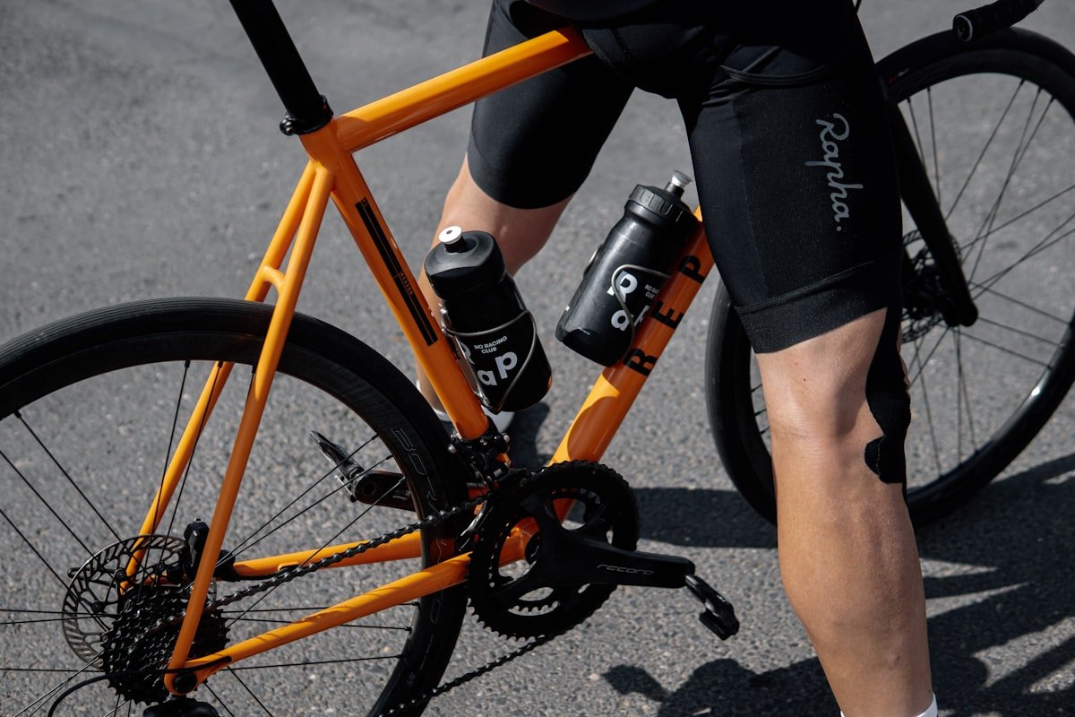 Sportbidon in bidonhouder op racefiets